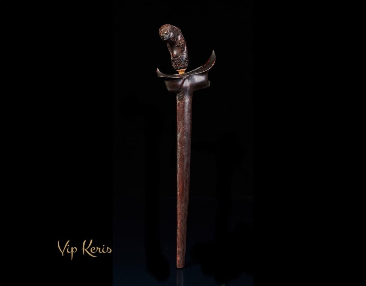 Кинжал индонезийца 4 буквы. Стилет крис. Крис мора клинок. Кинжал индонезийца 4 буквы. Крис змеевидный кинжал.
