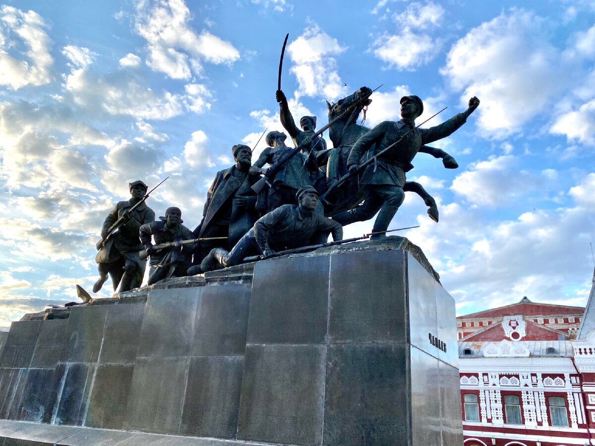 Город силен. Памятник Чапаеву в Самаре. Площадь Чапаева памятник Самара. Самарский театр драмы памятник Чапаеву. Памятник Чапаеву Чапаева.