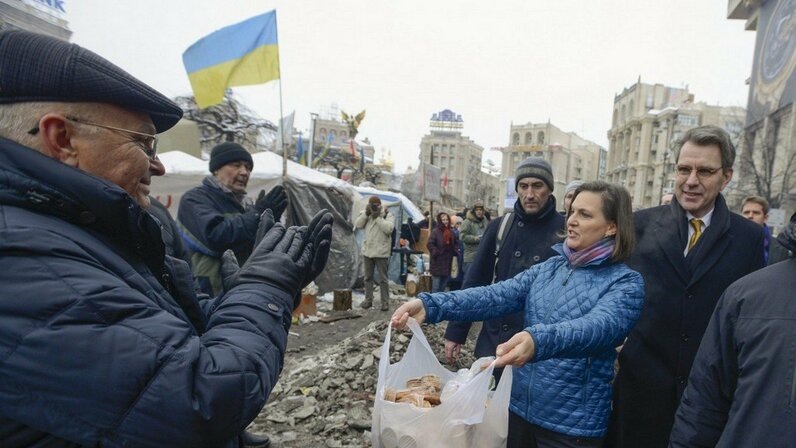 Представитель госдепа США Виктория Нуланд раздает пирожки участникам Майдана в Киеве в 2014 году. Фото Яндекс.Картинки. 