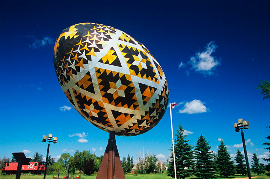 Пасха в канаде 2024. Канада самое большое пасхальное яйцо. Писанка в Канаде. Больше пасхальные яйцо. Пасха в Канаде.