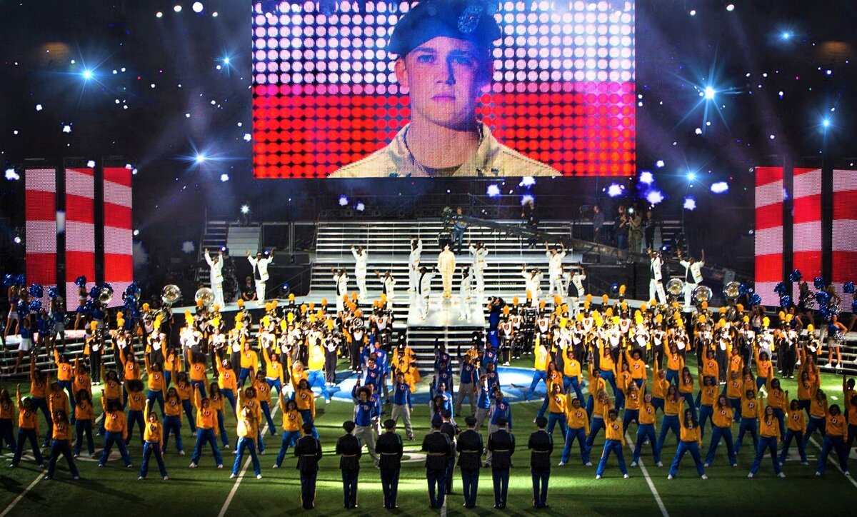 Кадры из фильма «Долгая прогулка Билли Линна в перерыве футбольного матча» (Производство: США. 2016 год; режиссёр – Энг Ли).