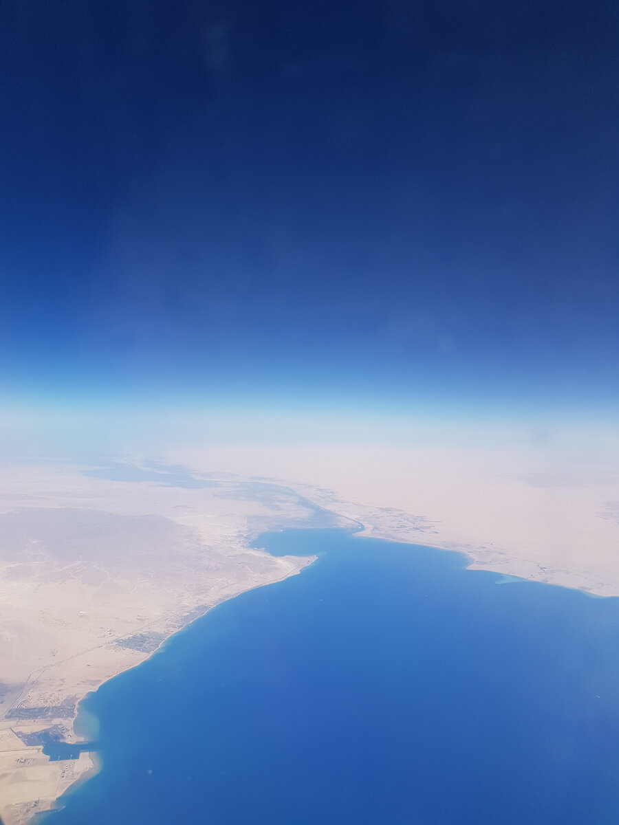 Суэцкий канал - кратчайший путь из Атлантического океана в Индийский. Фото автора