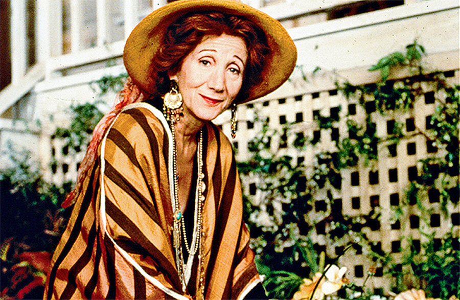 "Городские истории": Дукакис в роли Анны Мадригал. Фото: кадр из телефильма.