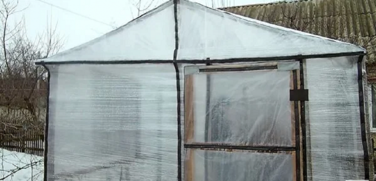 Теплица из стрейч пленки выглядит не много хуже чем аналог из поликарбоната, Но это мелочи. 
