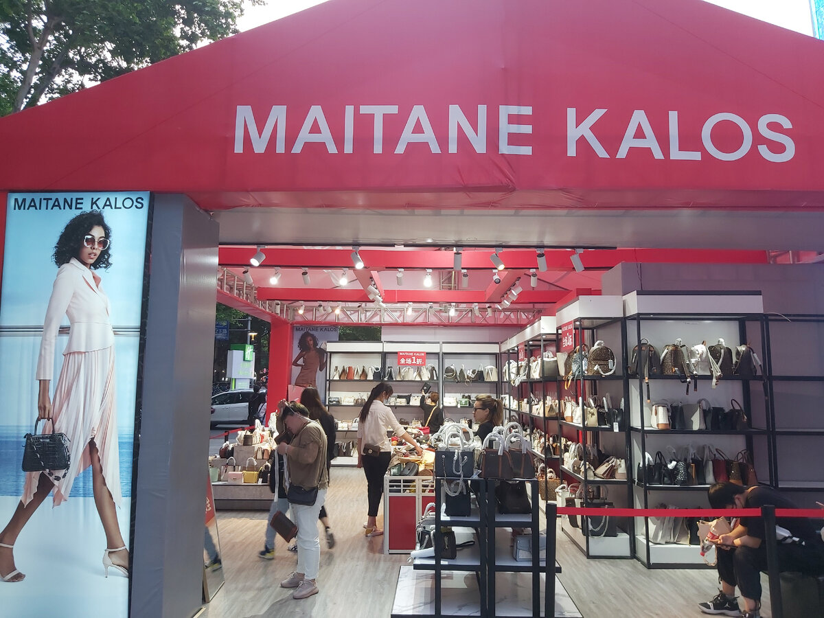 Стенд с сумками данного бренда стоял на площади перед ТЦ в центре города