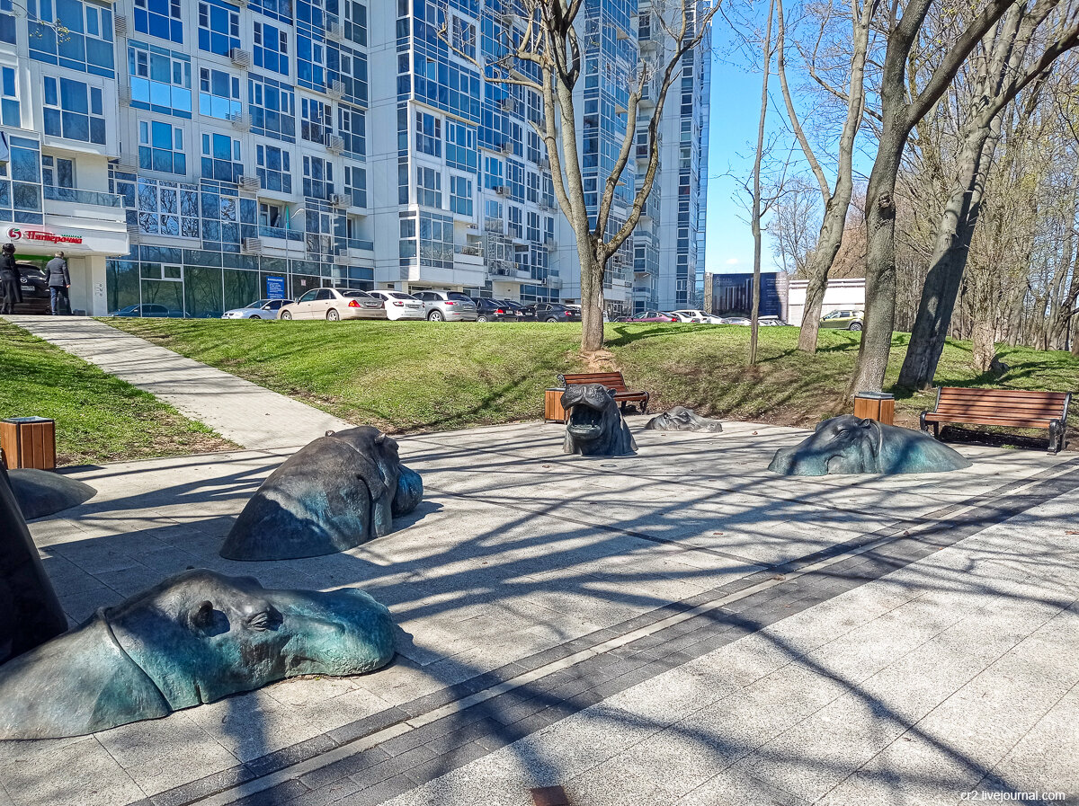 Бегемоты на набережной Канала имени Москвы. Химки, Московская область. Фото автора статьи 