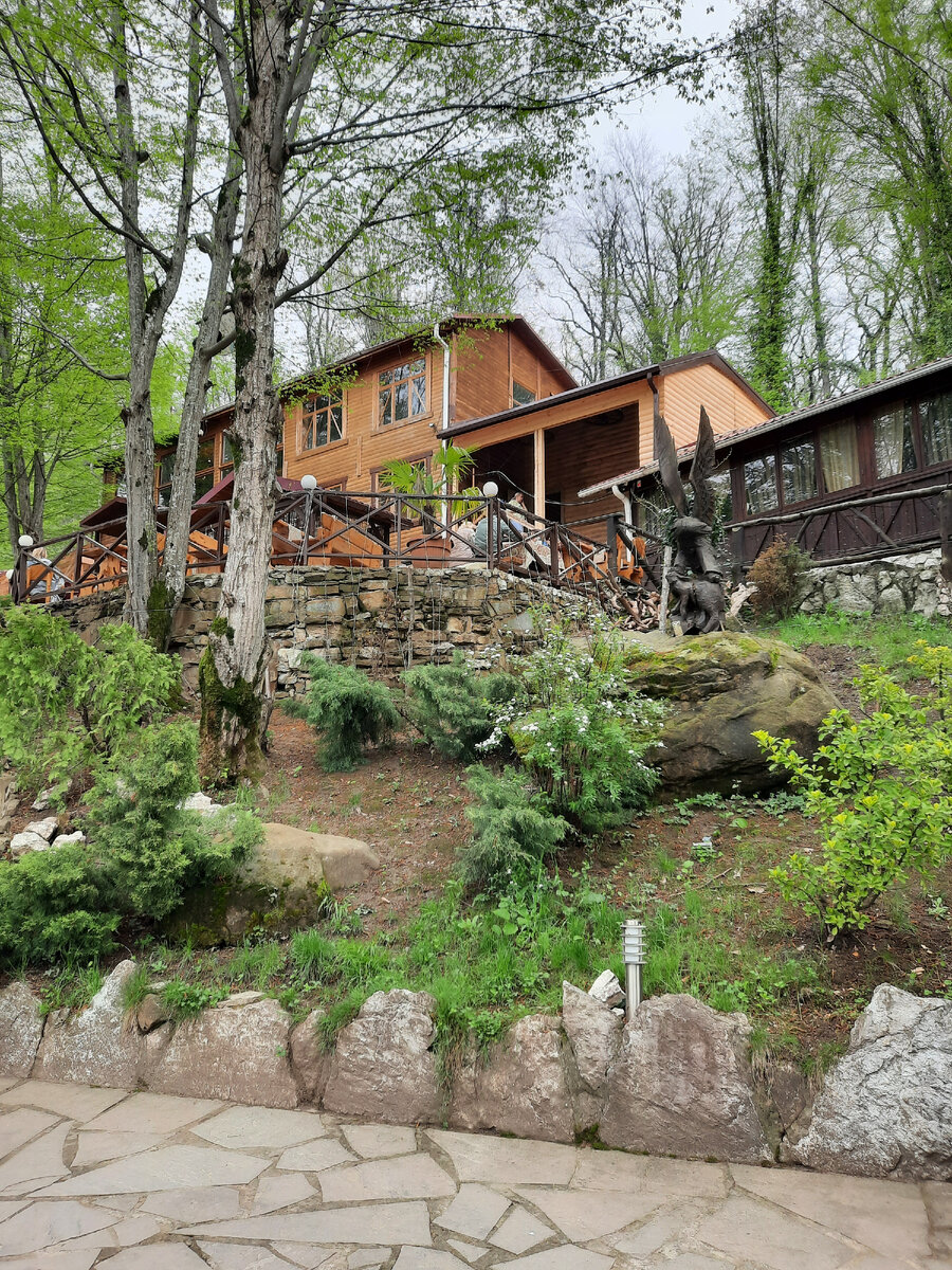 Тот самый ресторан на горе Ахун с драконовскими ценами. Фото автора.