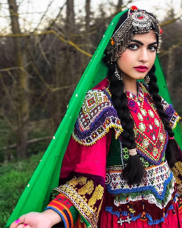 Таджикские девушки в национальной одежде