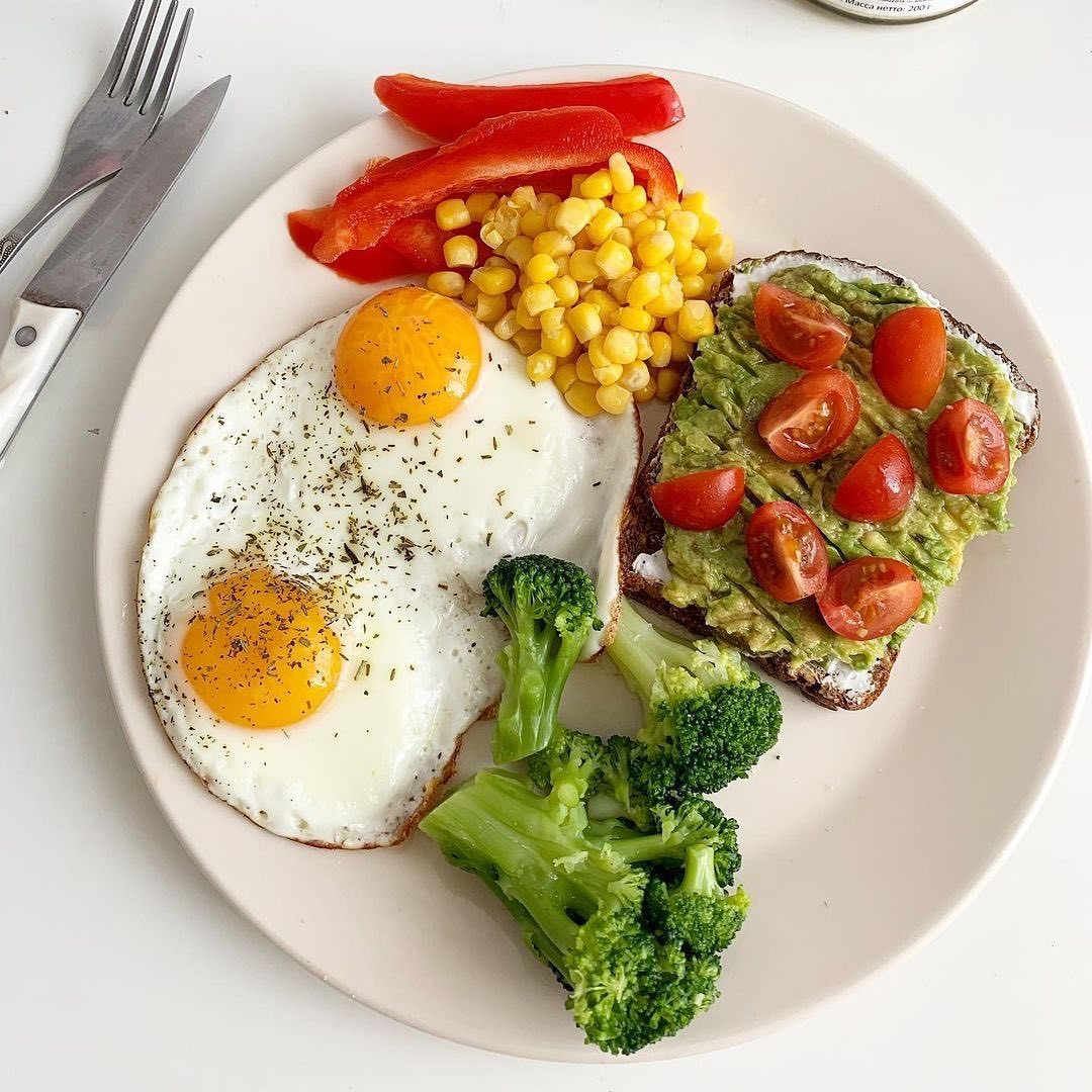 - брокколи - яичница из 2 яиц
- тост с творожным сыром, авокадо и помидорками
- кукуруза 
- сладкий перец + хумус