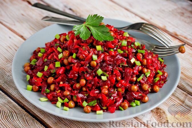 свекла, морковь, горошек зелёный консервированный, лук зелёный, зелень петрушки, масло оливковое, соль