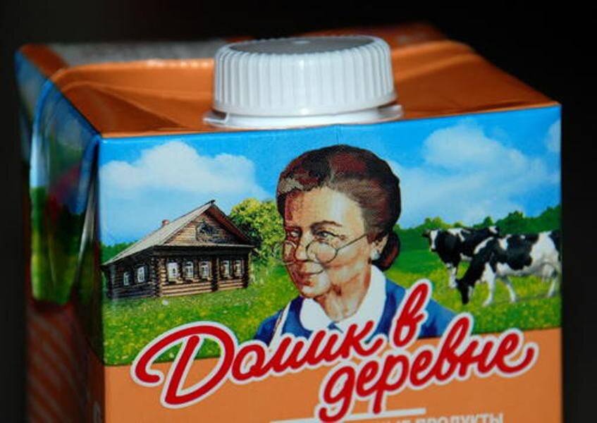 Молоко бабушка. Домик в деревне продукция. Домик в деревне продукты. Домик в деревне производитель. Домик в деревне этикетка.