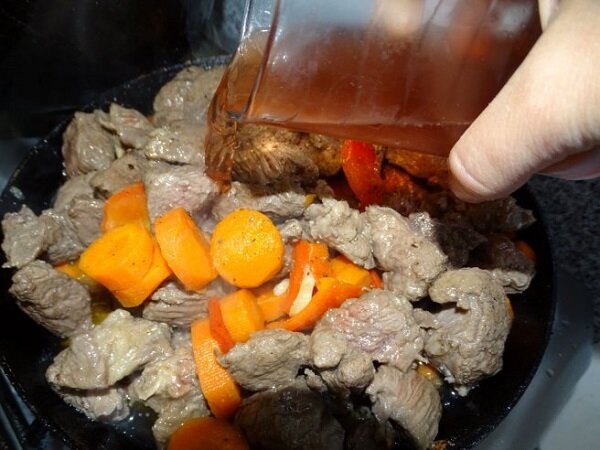 Рецепт: Тушеная говядина шпигованная морковью и салом - На сковороде, одним куском.