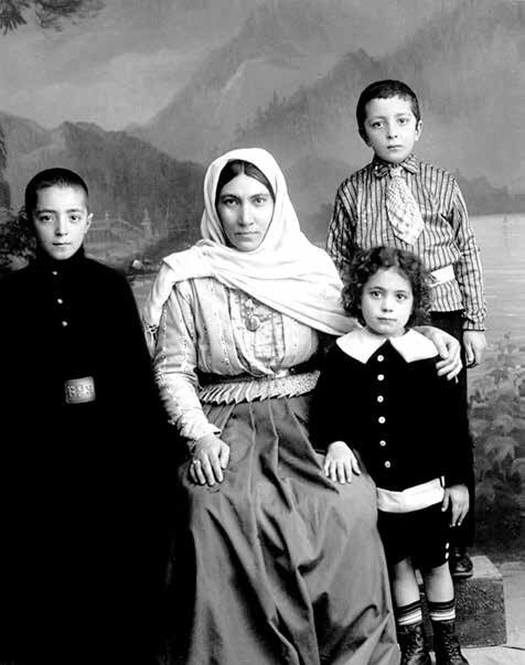 Женщина в чаршабе. Фото заимствовано с просторов интернета.