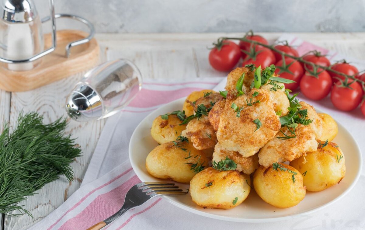 Картофель с цветной капустой. Картофель и цветная капуста в духовке. Картошка с цветной капустой на белом фоне. Блюда из молодой картошки. Цветная капуста с картошкой.