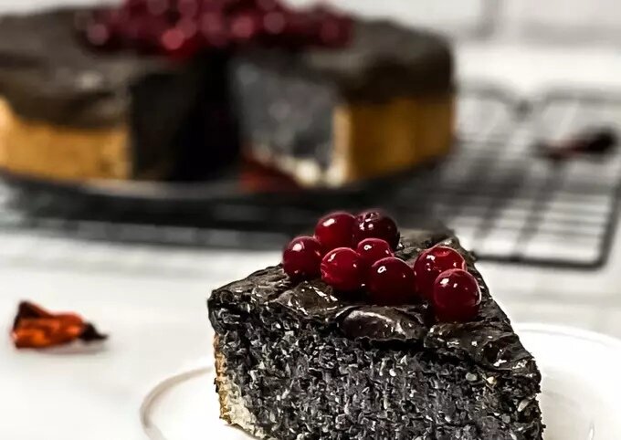 Чизкейк из черного кунжута  
Ингредиенты 
 10 порций 
100 кокосовой муки 
60 г сливочного масла 
по вкусу Сахарозаменитель 
Начинка 
2 шт Яйцо 
400 г рикотты 
3 ст л Сметаны 
100 г чёрного кунжута 
по вкусу Сахарозаменитель
 
Как приготовить 
Смешать муку со сливочным маслом и сахарозаменителем. Должна получиться крошка. 
Выложить полученную смесь в форму, утрамбовать и поставить в разогретую до 170 градусов духовку на 5-7 минут, чтобы тесто «схватилось». 
Кунжут смолоть в кофемолке или блендером. Добавить остальные ингредиенты, тщательно смещать до однородной массы. 
Залить на основу и выпекать 40 минут при 150 градусах.