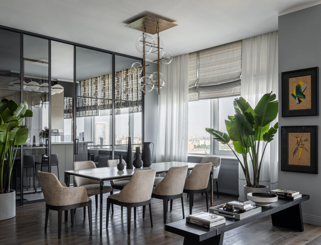 Столовая. Стол и стулья, Molteni & C; люстра, Gallotti & Radice; скамья, Porro; на ней блюдо, Bitossi & Figli; вазы, 101 Copenhagen; на стене пошуары Михаила Ларионова L’art Décoratif Théâtral Moderne, 1916; перегородки по эскизам дизайнера, “Стекольная корпорация”.