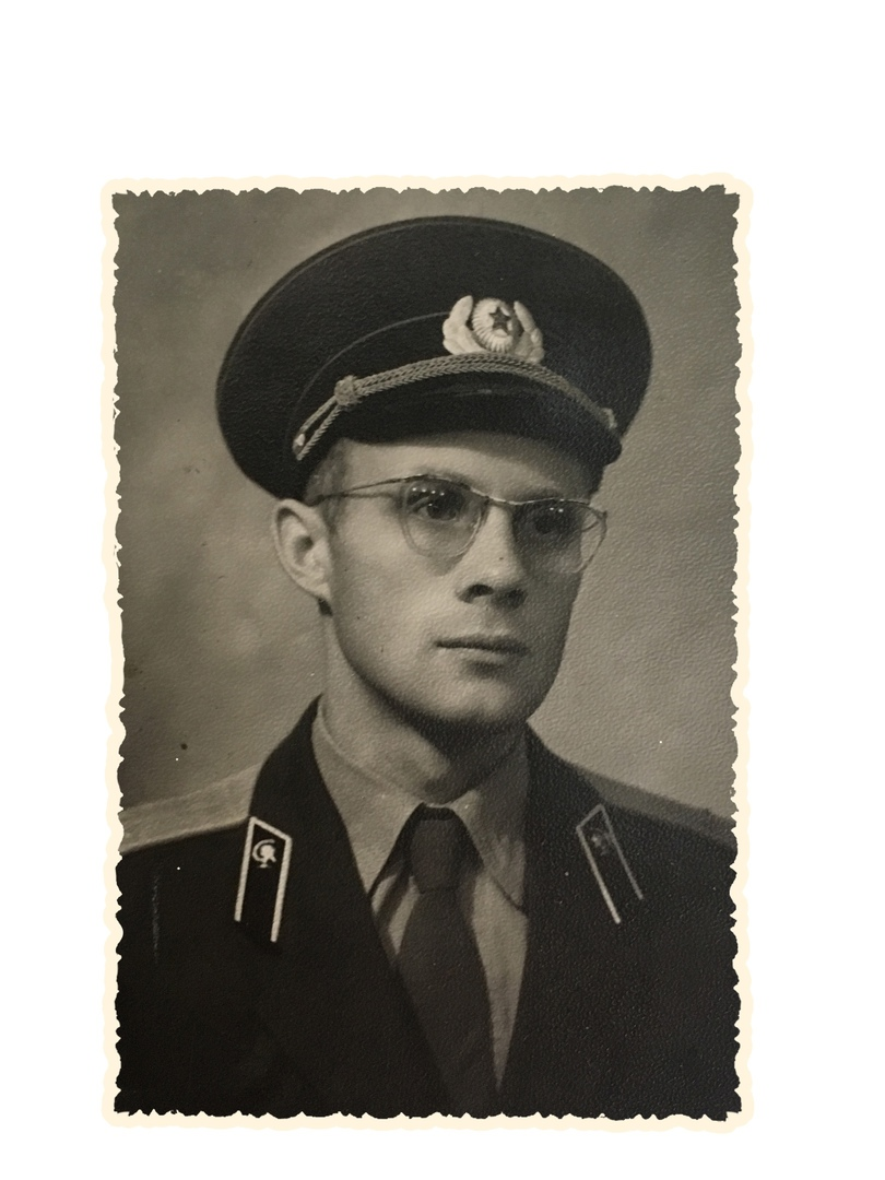 1955 год, окончил Ленинградскую военно-медицинскую академию. 