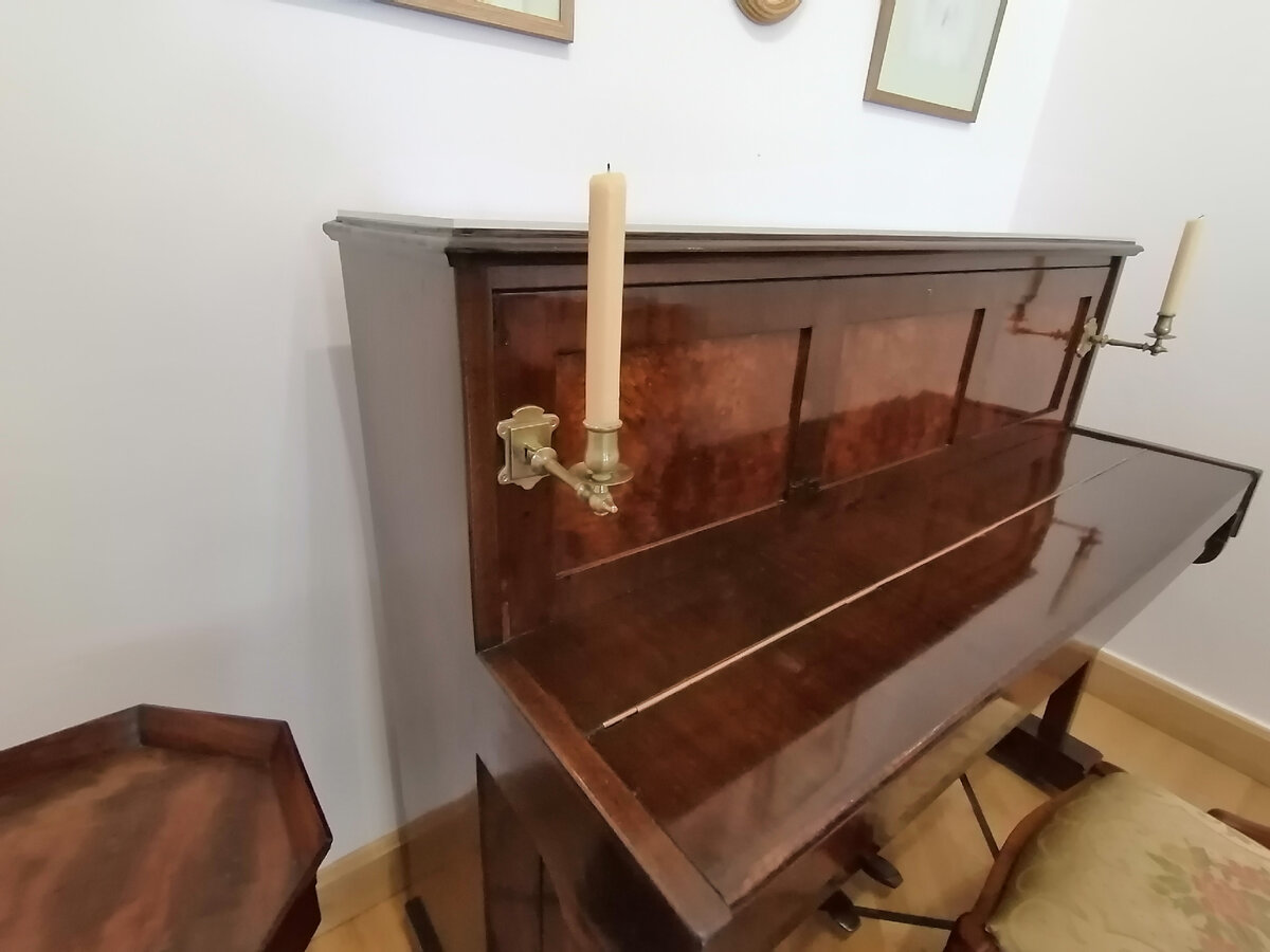 Пианино того времени. Как элегантны подсвечники! Электричества еще не было. Приходилось играть при свечах. 