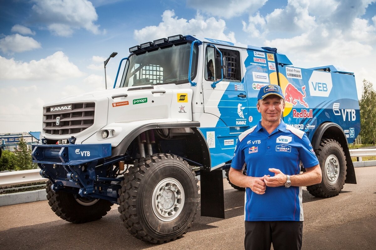 А с 2018-го года в "КАМАЗах" уже стоят двигатели DCEC ISZ-13 - собирается в Китае и дорабатывается на американском оборудовании в цехах НТЦ "КАМАЗ". В прошлой статье я шутил, что на капотном современном болиде из русского только шины "КАМА-ЕВРО" и это действительно так, хотя на старом болиде от "КАМАЗа" (пока еще действующем) сохранялась заводская кабина (Фото взято из Google)