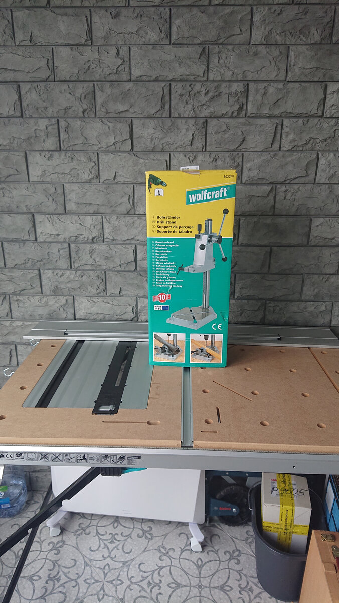 Поставляется в яркой картонной коробке высотой чуть меньше 60см., в полуразобранном виде 