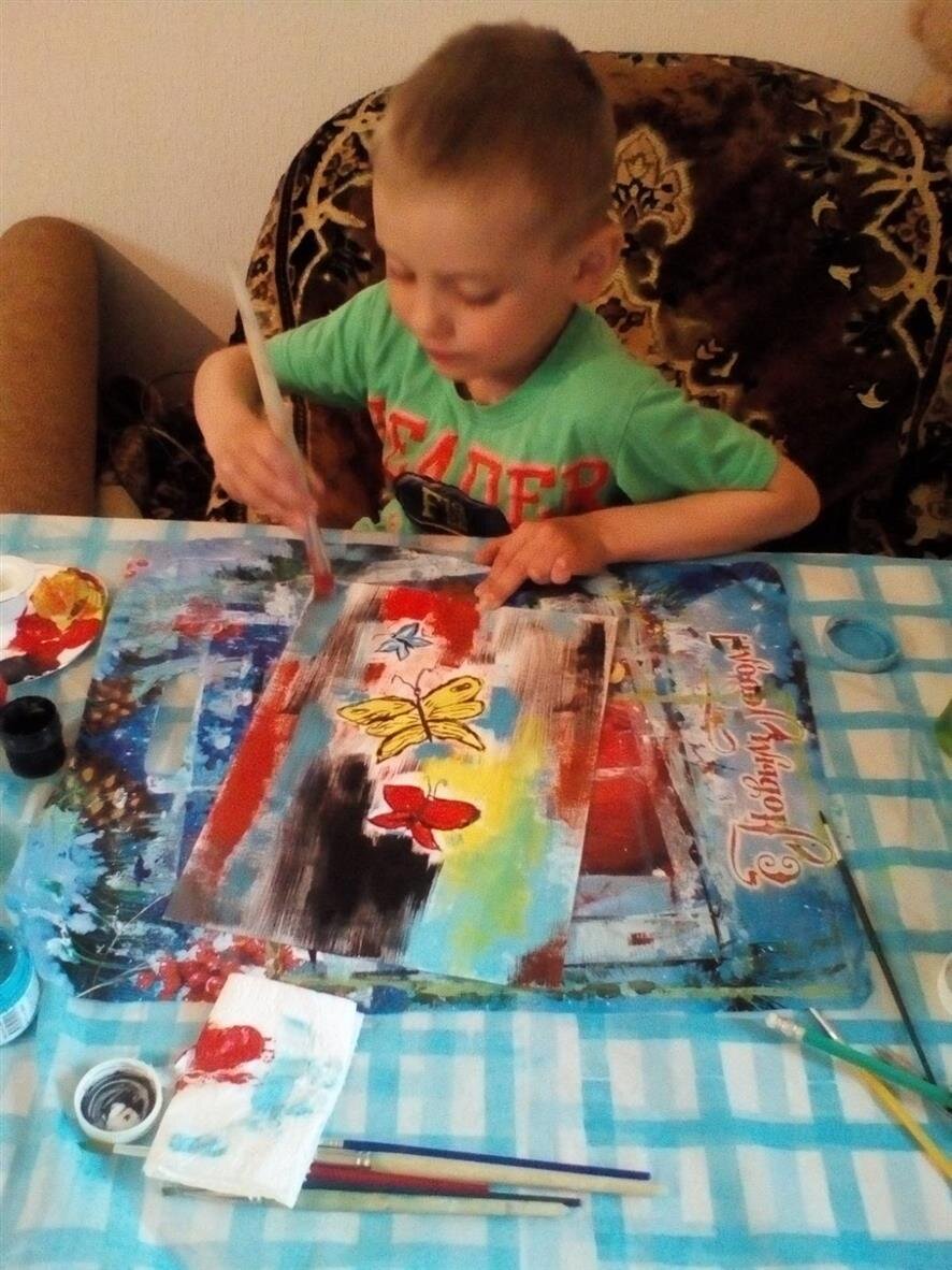 Лёва в процессе создания шедевра.