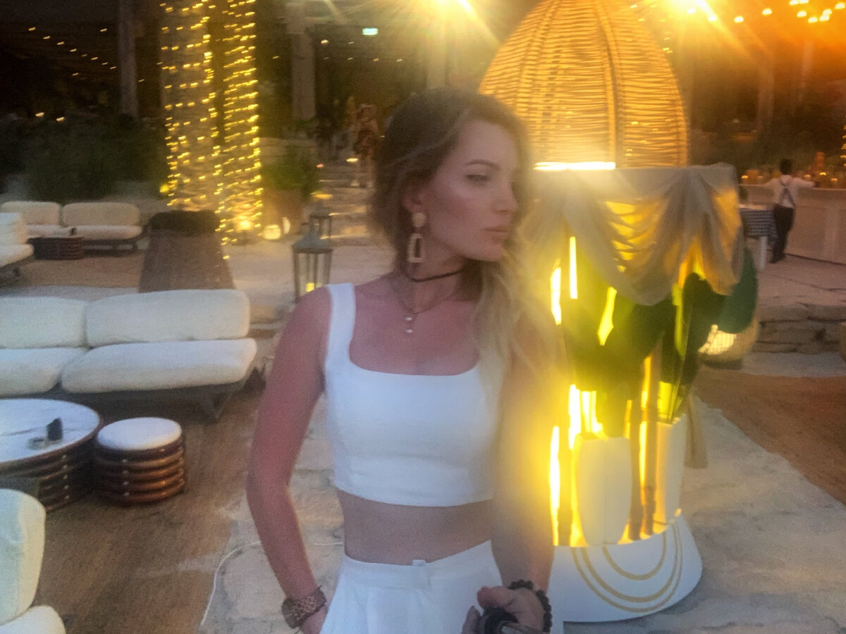 В этом ресторане есть выход на пляж с очень удобными диванчиками и видом на море... и какой то супер кальян за 300 дирхам, сам кальян светиться и изготовлен из какого то кристалл... прекрасный вечер обеспечен!!