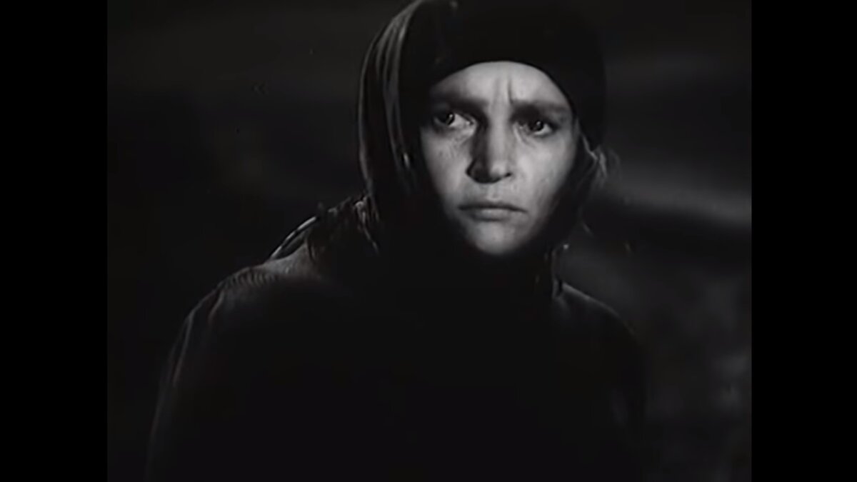 Кадр из фильма "Она защищает Родину".