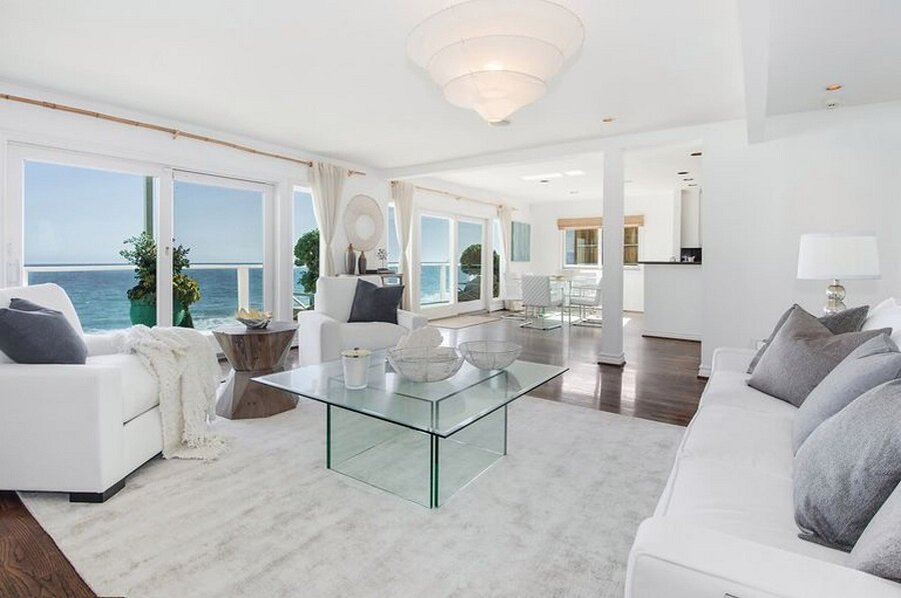 Гостиная с видом на столовую зону