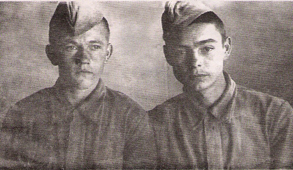 1942г. С другом Валентином при поступлении в Одесскую Военно– Воздушную спецшколу