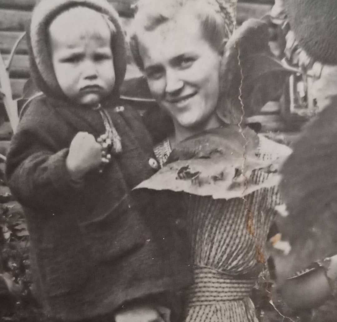 Моя бабуля, счастливая мать двоих сыновей. Во время войны - лазила по столбам и чинила электропроводку