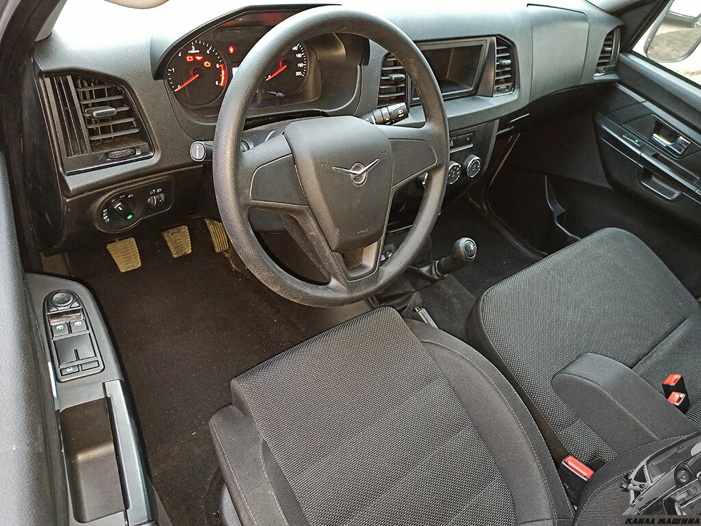 Интерьер кабины - как у "Патриота"... 