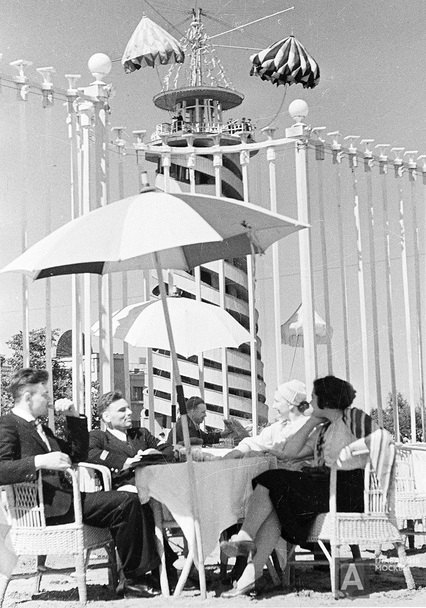 Центральный парк культуры и отдыха (ЦПКиО) имени Горького. Летнее кафе на территории парка, 1934 - 1939 г. Автор: Б. Игнатович. Общего с описываемыми событиями здесь только зонтики и ЦПКиО.