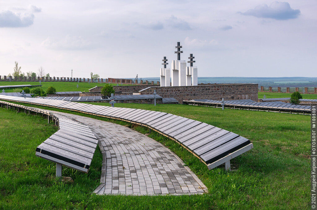 Монумент под гатчиной. Мемориальный комплекс под Гатчиной. Венгерское кладбище под Воронежем.