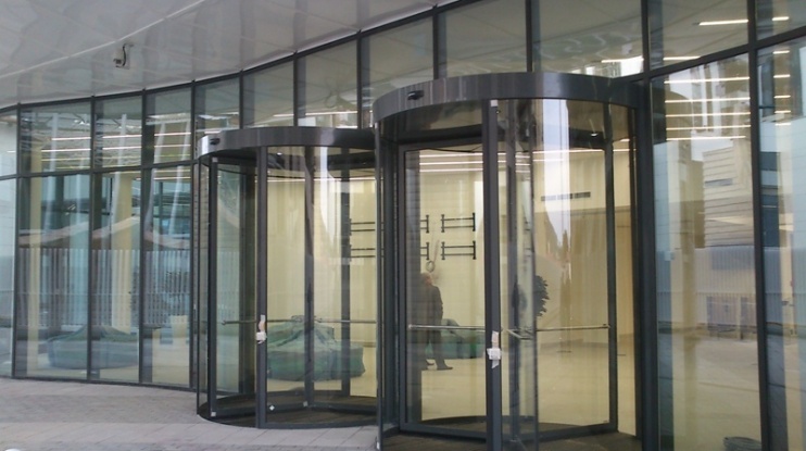 Карусельная дверь