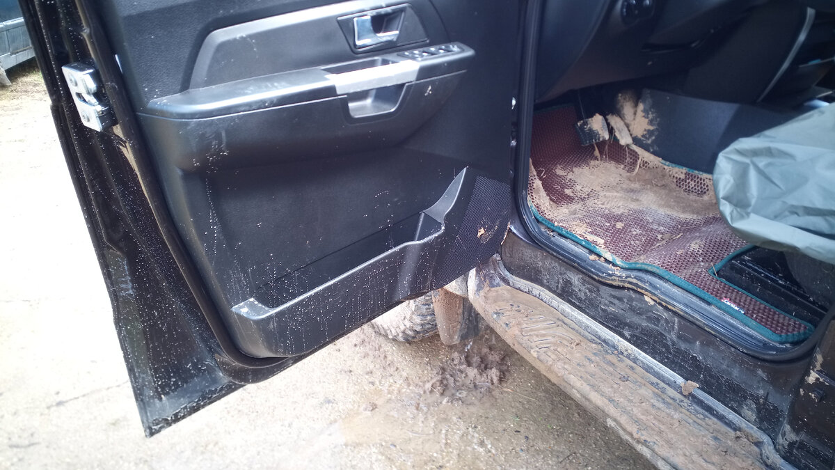 Слева на кромке двери можно различить "ватерлинию".