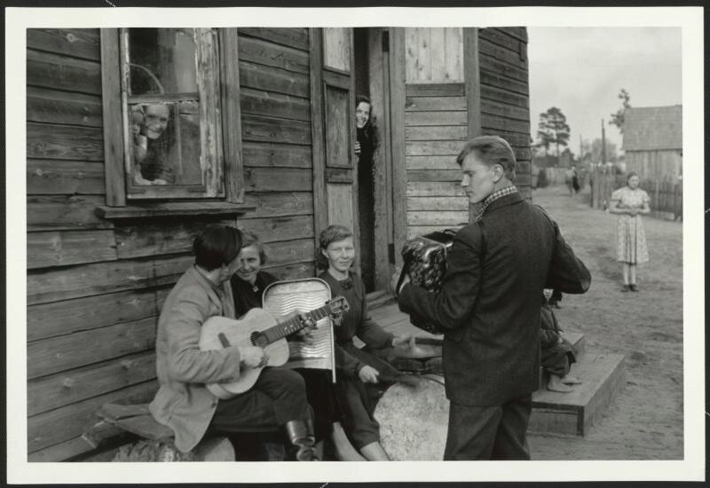 Воскресенье в рабочем поселке
Антанас Суткус, 1959 год, Литовская ССР, пос. Ежерелис, МАММ/МДФ.