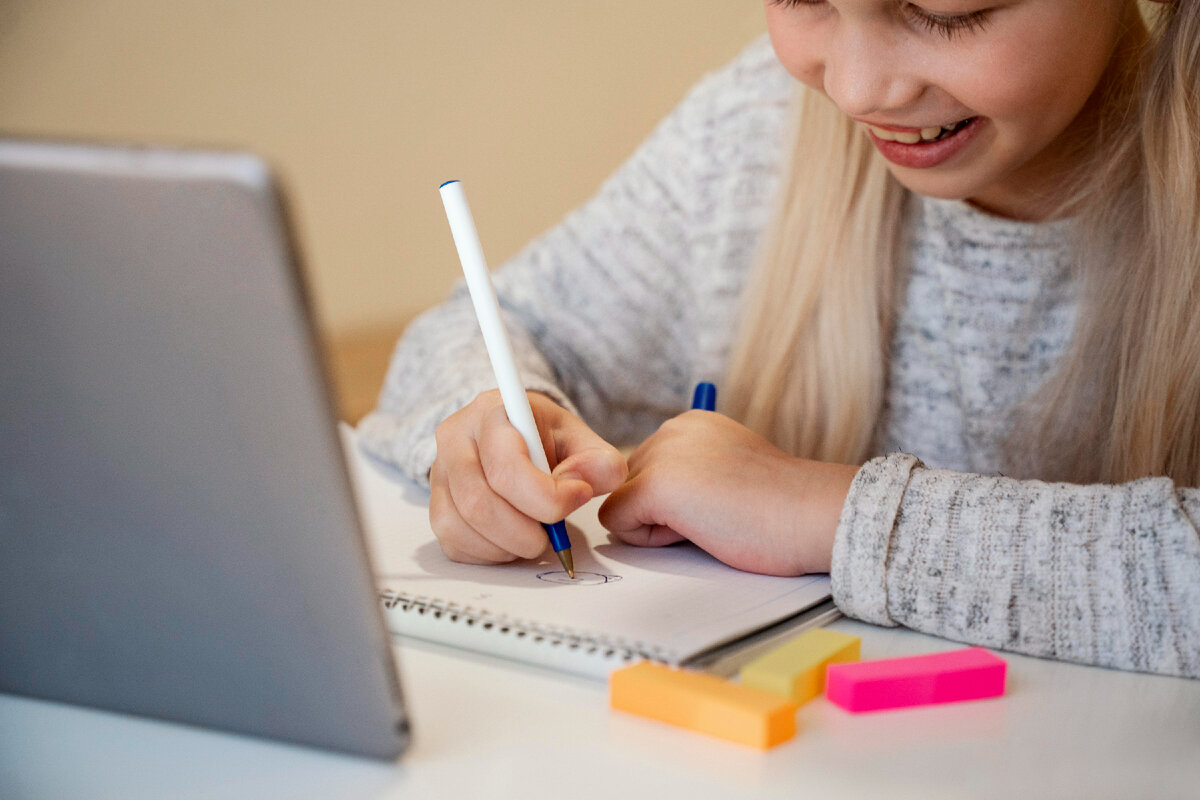 She doing her homework. Девочка делает домашнюю работу. Девочка сделала домашнюю работу. Девочка делает домашнее задание. She does homework.