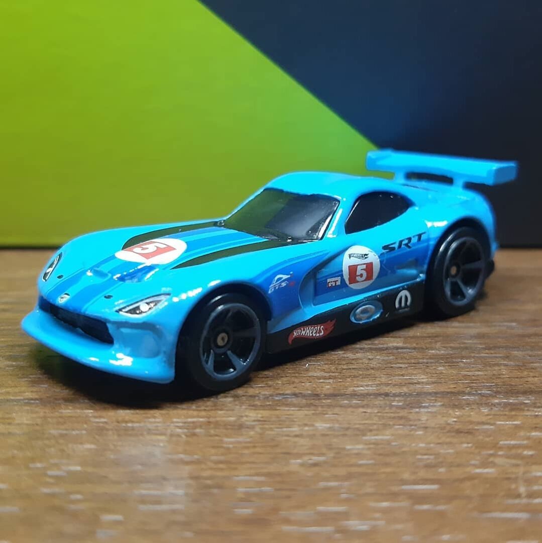 Всем привет. Сегодня хочу Вам показать автомобиль из моей коллекции. Hot Wheels SRT Viper GTS-R серия HW Race Day 10/10. Год выпуска модели 2014 года. Автомобиль в кузове купе. Кузов машинки верхняя часть металл. Нижняя пластик. Данная модель была доработана. Задние фонари в красный и в черный цвет. Глушитель в хром. После не больших доработок машина стала гораздо лучше выглядеть. Если Вам не сложно поставьте лайк и обязательно подпишитесь на канал. Оставляйте Ваши комментарии. Интересно узнать Ваше мнение. Напишите если у Вас такая машина и в каком цвете. Я постараюсь для Вас делать интересный контент. Спасибо