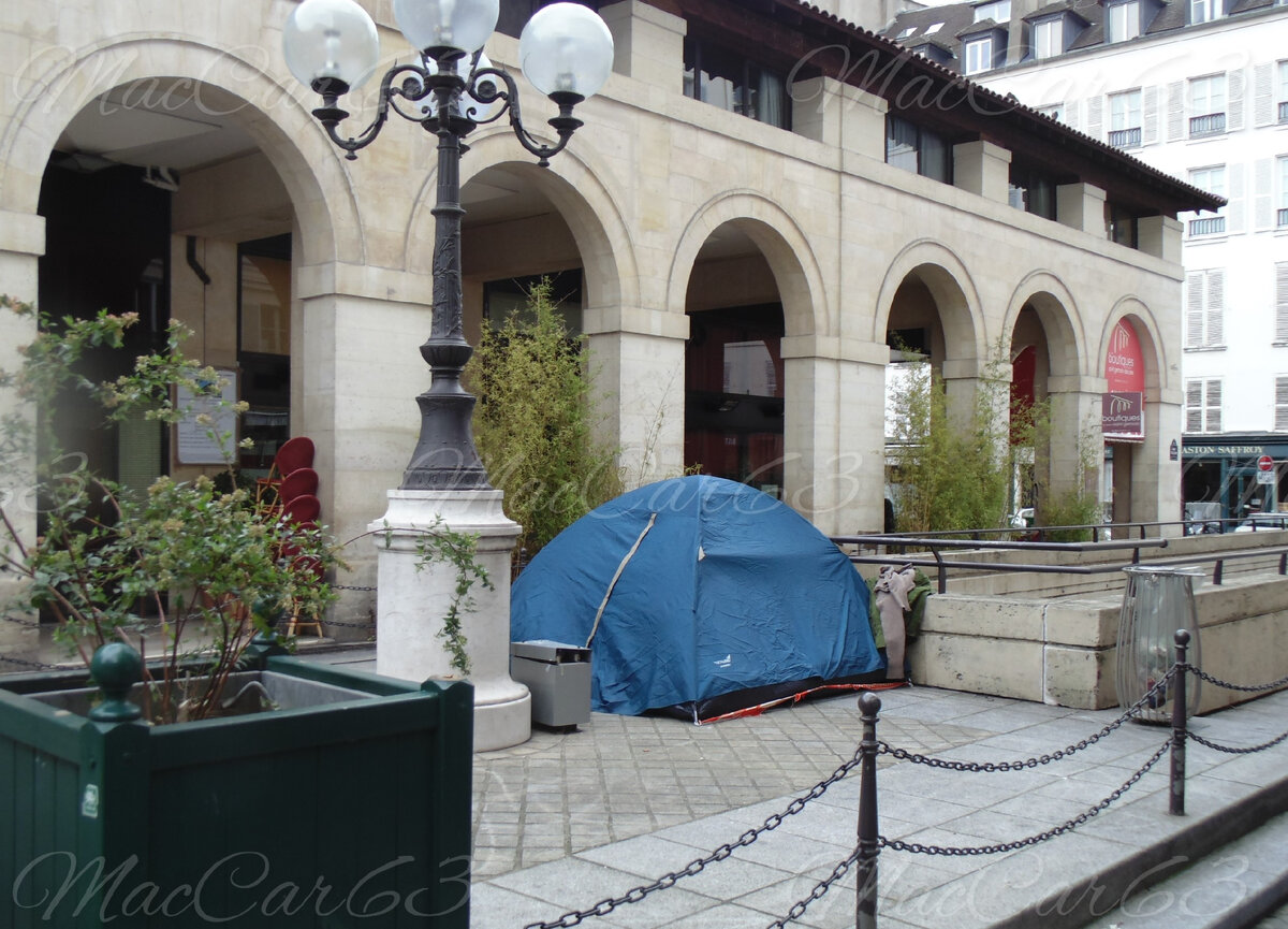 Не обязательно бронировать отель - можно отдыхать и так. Париж. Латинский Квартал.