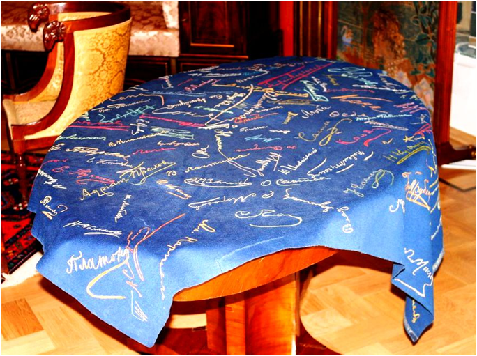 Скатерть с автографами  из усадьбы-музея Абрамцево. Источник: livemaster.ru