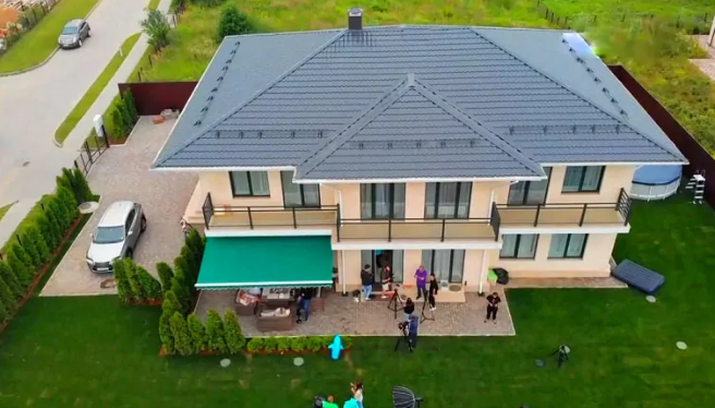 Весь придомовой участок скрыт от посторонних глаз высоким забором