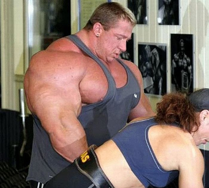 очень мускулистый человек. бренч уоррен в костюме. перекаченные мужчины. самые большие бодибилдеры. самый накаченный человек.