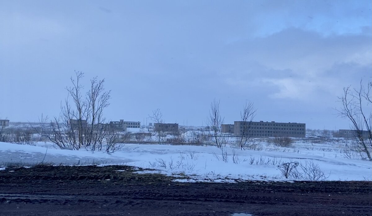 Сегодня поселок промышленный напоминает город призрак (Фото автора канала)