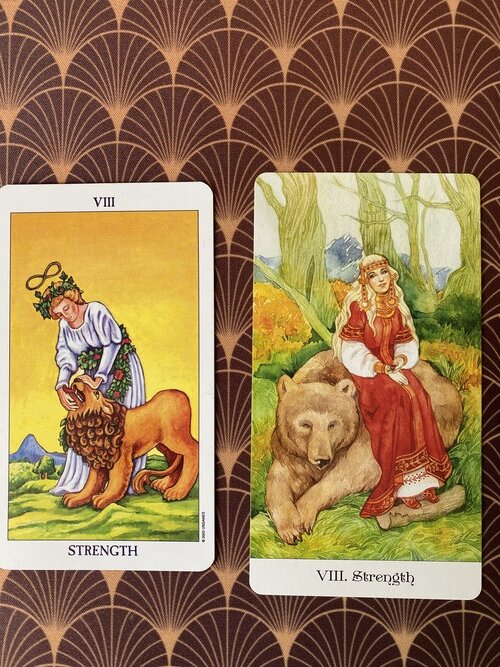 Сравнение классической колоды Уэйта и колоды созданной на основе рисунков Уэйта. Фото автора канала