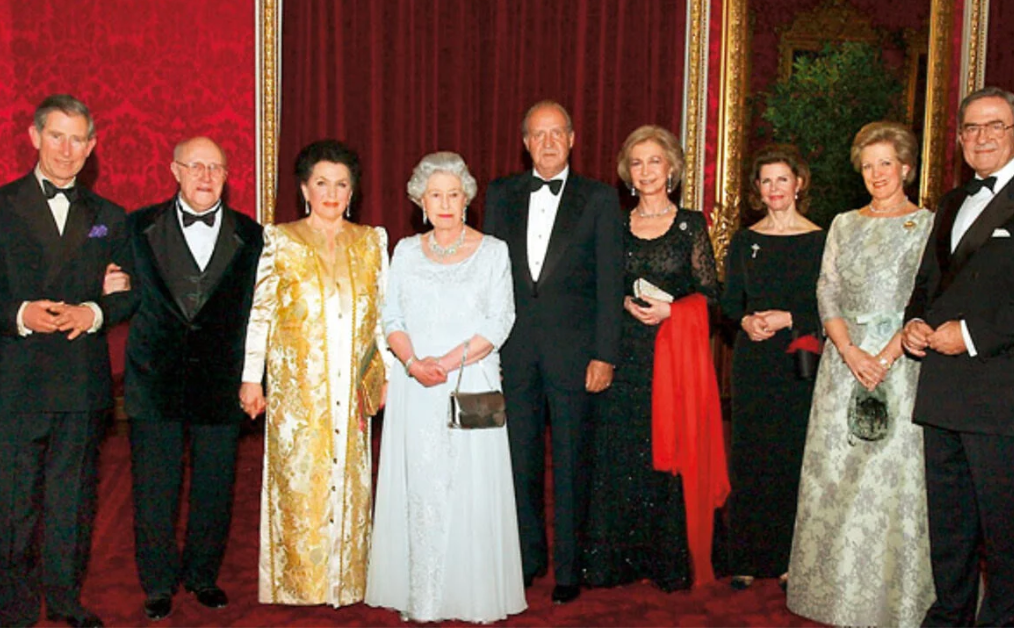 На приеме в Букингемском дворце. Слева направо: принц Чарльз, М.Л. Ростропович, Г.П. Вишневская, королева Елизавета Вторая, король Испании Хуан Карлос Первый, королева Испании София, королева Швеции Сильвия, королева Дании Маргрете Вторая, с супругом.