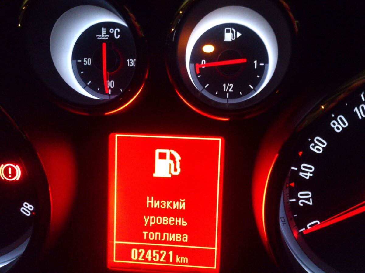 Низкий уровень топлива. Лампочка индикатор топлива Прадо 150 дизель. Индикатор низкого уровня топлива. Сигнальные лампы низкого уровня топлива Тойота. Лампочка бензина на машине.