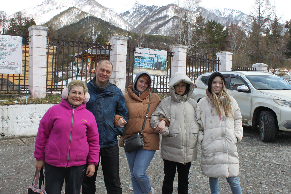 В доказательство моих слов - встретили племянника уже со своей семьей. На первом фото - он в верхнем ряду слева. Узнаете?