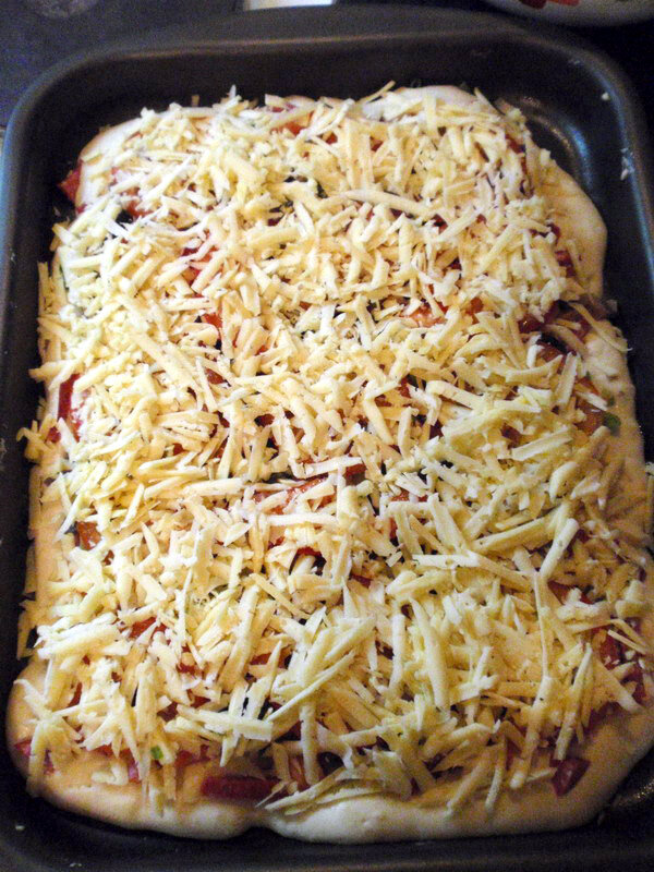 Пицца с колбасой и грибами