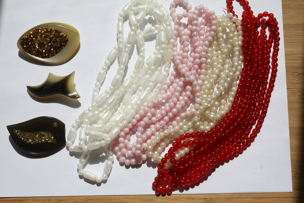 Бусы и броши времен СССР.