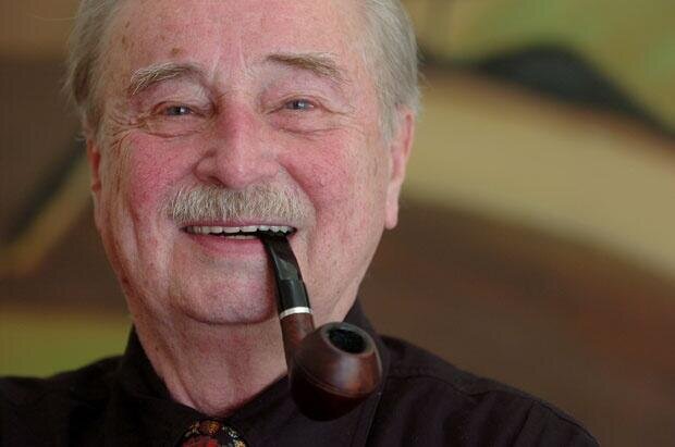 Милорад Павич Югославский и сербский поэт, прозаик, представитель постмодернизма и магического реализма, переводчик и историк сербской литературы XVII-XIX вв. Специалист по сербскому барокко и поэзии символизма.